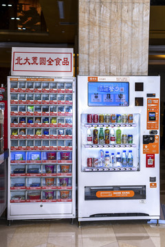 {“title”: “自动售货机的购物体验与便利性分析”, “content”: “自动售货机是一种自助式零售设备，通过投币、纸币或电子支付为消费者提供24小时不间断的商品购买服务。其购物流程通常包括选择商品、支付和取货三个步骤。用户通过机身按钮或触摸屏挑选商品，再以硬币、纸币、银行卡或移动支付完成付款，随后商品从货道掉落至取物口。自动售货机的主要优势在于时间和地点上的便利性、无需排队等候以及标准化的交易过程。常见的自动售货机类型包括饮料机、零食机、综合商品机以及生鲜和日用品的智能售货柜。在实际购物时，用